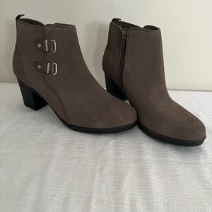 Clark’s Meersa Yew Women's Taupe Ankle Boots Booties size 7.5 2” heel Leather
